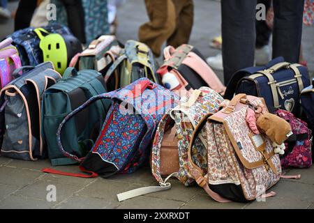 Bruxelles, Belgique. 26 août 2024. Sacs d'école photographiés le premier jour de la rentrée scolaire, à l'école 'Ecole du Centre' à Uccle - Ukkel, Bruxelles le lundi 26 août 2024. Les élèves des établissements d'enseignement francophones reviennent aujourd'hui. BELGA PHOTO ERIC LALMAND crédit : Belga News Agency/Alamy Live News Banque D'Images