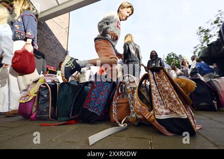 Bruxelles, Belgique. 26 août 2024. Élèves photographiés sur le terrain de jeu le premier jour de la rentrée scolaire, à l'école 'Ecole du Centre' à Uccle - Ukkel, Bruxelles, le lundi 26 août 2024. Les élèves des établissements d'enseignement francophones reviennent aujourd'hui. BELGA PHOTO ERIC LALMAND crédit : Belga News Agency/Alamy Live News Banque D'Images