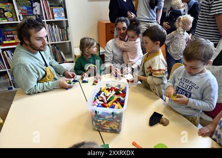 Bruxelles, Belgique. 26 août 2024. Élèves photographiés dans leur classe le premier jour de la rentrée scolaire, à l'école 'Ecole du Centre' d'Uccle - Ukkel, Bruxelles, le lundi 26 août 2024. Les élèves des établissements d'enseignement francophones reviennent aujourd'hui. BELGA PHOTO ERIC LALMAND crédit : Belga News Agency/Alamy Live News Banque D'Images