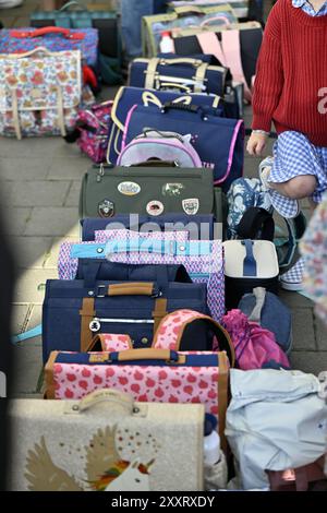 Bruxelles, Belgique. 26 août 2024. Sacs d'école photographiés le premier jour de la rentrée scolaire, à l'école 'Ecole du Centre' à Uccle - Ukkel, Bruxelles le lundi 26 août 2024. Les élèves des établissements d'enseignement francophones reviennent aujourd'hui. BELGA PHOTO ERIC LALMAND crédit : Belga News Agency/Alamy Live News Banque D'Images