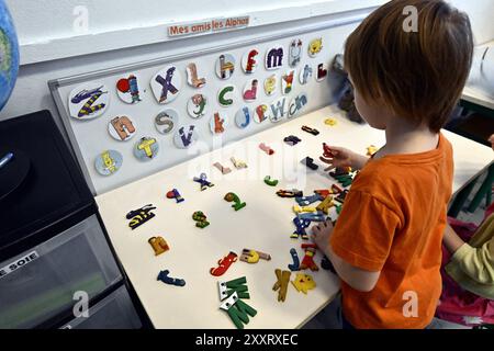 Bruxelles, Belgique. 26 août 2024. Élèves photographiés dans leur classe le premier jour de la rentrée scolaire, à l'école 'Ecole du Centre' d'Uccle - Ukkel, Bruxelles, le lundi 26 août 2024. Les élèves des établissements d'enseignement francophones reviennent aujourd'hui. BELGA PHOTO ERIC LALMAND crédit : Belga News Agency/Alamy Live News Banque D'Images