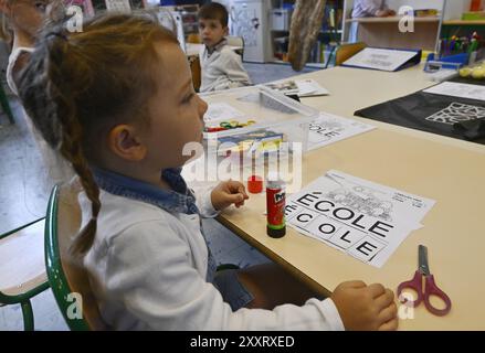 Bruxelles, Belgique. 26 août 2024. Élèves photographiés dans leur classe le premier jour de la rentrée scolaire, à l'école 'Ecole du Centre' d'Uccle - Ukkel, Bruxelles, le lundi 26 août 2024. Les élèves des établissements d'enseignement francophones reviennent aujourd'hui. BELGA PHOTO ERIC LALMAND crédit : Belga News Agency/Alamy Live News Banque D'Images