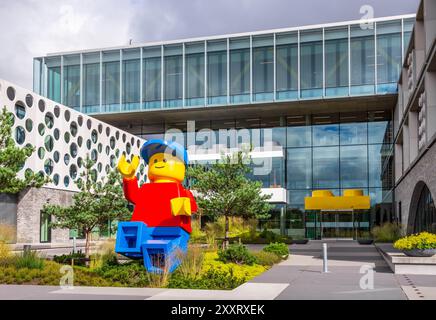 Une figurine géante Lego se trouve à l'entrée du campus Lego à Billund, au Danemark, siège du groupe Lego, une entreprise danoise de jouets de construction. Banque D'Images