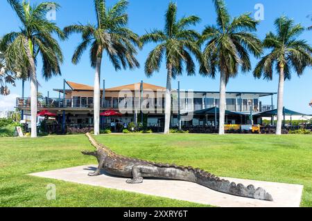 Sculpture de crocodile sur le front de mer, Cullen Bay, Larrakeyah, ville de Darwin, territoire du Nord, Australie Banque D'Images