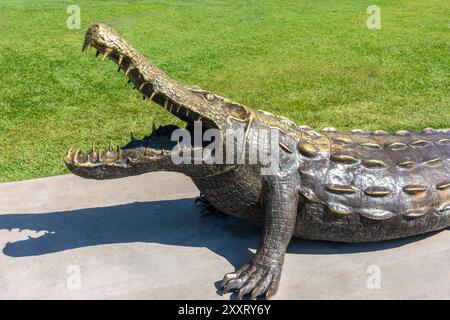 Sculpture de crocodile sur le front de mer, Cullen Bay, Larrakeyah, ville de Darwin, territoire du Nord, Australie Banque D'Images