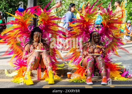 Notting Hill, Londres, Royaume-Uni. 26 août 2024. Le plus grand festival de rue d’Europe aura lieu plus tard dans les rues de Notting Hill. Des danseurs exotiques et des groupes musicaux sur le thème jamaïcain défileront dans les rues, avec de la nourriture et des divertissements de rue autour de la région ajoutant à l'événement. Le Grand Parade a lieu le lundi jour férié comme point culminant du festival de trois jours qui a commencé en 1966. Les participants se rassemblent à proximité pour manger et se préparer Banque D'Images