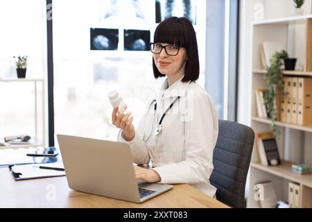 Médecin féminin travaillant au bureau dans le cabinet médical moderne Banque D'Images