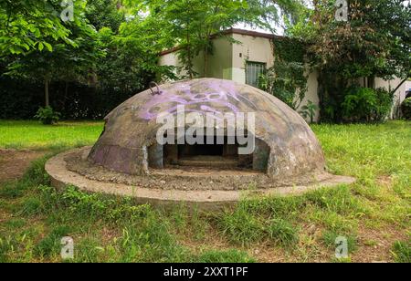 Tirana, Albanie - 30 mai 2024. Un bunker de casemates abandonné dans le parc Lulishte Ismail Qemali au centre de Tirana, en Albanie centrale. Banque D'Images