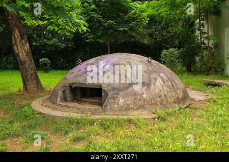 Tirana, Albanie - 30 mai 2024. Un bunker de casemates abandonné dans le parc Lulishte Ismail Qemali au centre de Tirana, en Albanie centrale. Banque D'Images