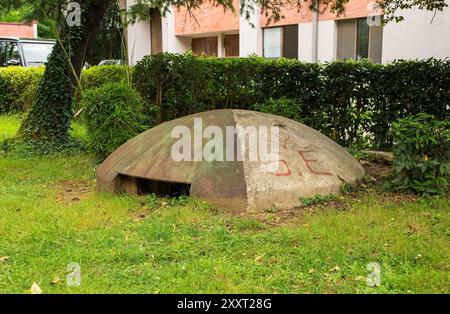 Tirana, Albanie - 30 mai 2024. Un bunker de casemates abandonné dans le parc Lulishte Ismail Qemali au centre de Tirana, en Albanie centrale. Banque D'Images