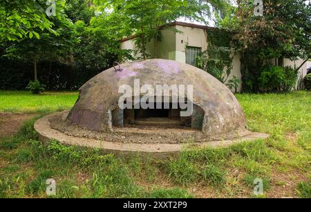 Un bunker de casemates abandonné dans le parc Lulishte Ismail Qemali au centre de Tirana, en Albanie centrale. Une relique du gouvernement Hoxha des années 1960-1980 Banque D'Images