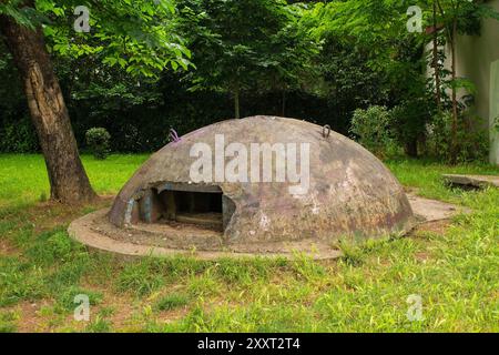 Un bunker de casemates abandonné dans le parc Lulishte Ismail Qemali au centre de Tirana, en Albanie centrale. Une relique du gouvernement Hoxha des années 1960-1980 Banque D'Images