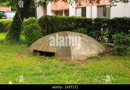 Un bunker de casemates abandonné dans le parc Lulishte Ismail Qemali au centre de Tirana, en Albanie centrale. Une relique du gouvernement Hoxha des années 1960-1980 Banque D'Images