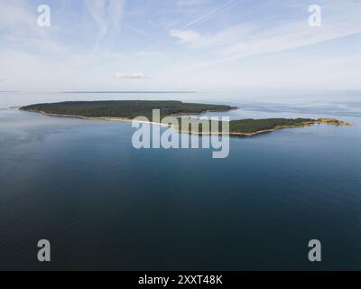 Estonie, île d'Aegna dans la mer Baltique un matin d'été avec une vue photo calme d'en haut d'un drone. Banque D'Images