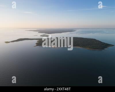 Estonie, île d'Aegna et péninsule de Viimsi en été matin avec une mer calme, vue photo d'en haut d'un drone. Banque D'Images