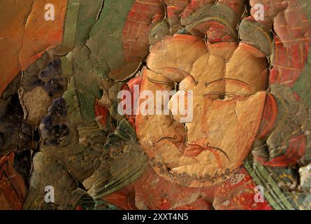 Peinture en décomposition sur un mur de temple, Chudzong, Népal. Banque D'Images
