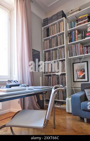 Studio de bureau raffiné dans une maison privée avec une grande collection de vinyle LP à Florence, Italie Banque D'Images