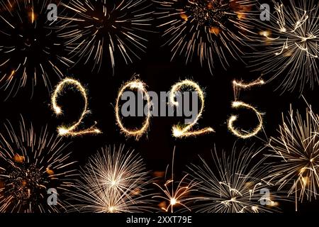 2025 écrit avec des étincelles et des feux d'artifice, carte de voeux du nouvel an Banque D'Images