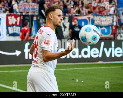 Hambourg, Deutschland. 25 août 2024. Leonardo Scienza (FC Heidenheim #08) beim Einwurf GER, FC Pauli v. FC Heidenheim, 1. Bundesliga, 1. Spieltag, Fussball, Spielzeit 2024/2025, 25.08.2024 Foto : Eibner-Pressefoto/ Stephanie Zerbe LA RÉGLEMENTATION DFB/DFL INTERDIT TOUTE UTILISATION DE PHOTOGRAPHIES COMME SÉQUENCES D'IMAGES ET/OU QUASI-VIDÉO/dpa/Alamy Live News Banque D'Images