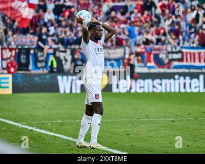 Hambourg, Deutschland. 25 août 2024. Omar Haktag Traore (FC Heidenheim #23) beim Einwurf. GER, FC ayant Pauli v. FC Heidenheim, 1. Bundesliga, 1. Spieltag, Fussball, Spielzeit 2024/2025, 25.08.2024 Foto : Eibner-Pressefoto/ Stephanie Zerbe LA RÉGLEMENTATION DFB/DFL INTERDIT TOUTE UTILISATION DE PHOTOGRAPHIES COMME SÉQUENCES D'IMAGES ET/OU QUASI-VIDÉO/dpa/Alamy Live News Banque D'Images