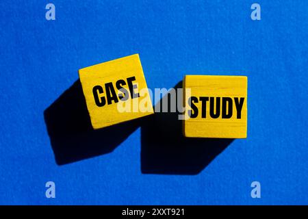Message d'étude de cas écrit sur des cubes jaunes en bois avec fond bleu. Symbole d'étude de cas conceptuelle. Copier l'espace. Banque D'Images