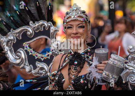 Notting Hill, Londres, Royaume-Uni. 26 août 2024. Le plus grand festival de rue d’Europe aura lieu plus tard dans les rues de Notting Hill. Des danseurs exotiques et des groupes musicaux sur le thème jamaïcain défileront dans les rues, avec de la nourriture et des divertissements de rue autour de la région ajoutant à l'événement. Le Grand Parade a lieu le lundi jour férié comme point culminant du festival de trois jours qui a commencé en 1966. Les participants se rassemblent à proximité Banque D'Images