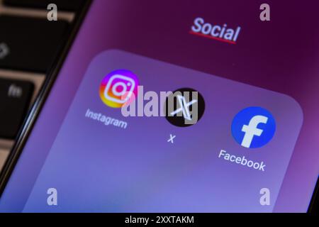 Logo Instagram X et Facebook affichés sur smartphone. Plateformes de médias sociaux populaires. Afyonkarahisar, Turquie - 19 juillet 2024. Banque D'Images