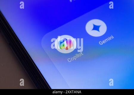 Logo de l'application Microsoft CoPilot et Google Gemini affiché sur le smartphone. Afyonkarahisar, Turquie - 19 juillet 2024. Banque D'Images