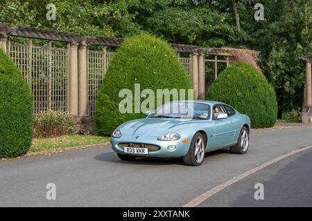 001 Jaguar XKR Auto, V8 S / C Auto Silver car Coupe essence 3996 cc ; Vintage, moteurs classiques restaurés, collectionneurs automobiles amateurs d'automobiles, voitures vétérans historiques à Stanley Park, Blackpool, Royaume-Uni Banque D'Images