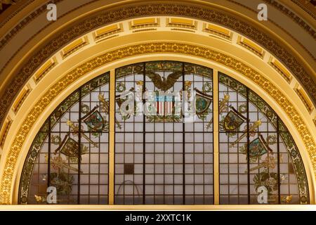 Le vitrail semi-circulaire à l'intérieur de l'élégante salle de lecture Thomas Jefferson Library of Congress Building à Washington DC, États-Unis Banque D'Images