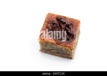 Noix maison et baklava miel isolés sur blanc Banque D'Images