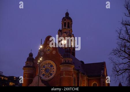 Église Johannes dans la lumière de nuit à Malmo, Suède Banque D'Images