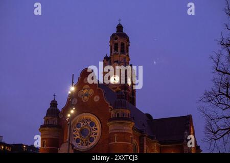 Église Johannes dans la lumière de nuit à Malmo, Suède Banque D'Images