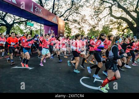 Buenos Aires, Argentine. 25 août 2024. 43 % des participantes sont des femmes, ce qui montre l'intérêt croissant du public féminin pour ce type de concours. La nouvelle édition du semi-marathon de Buenos Aires est un événement record avec plus de 25 000 participants et 4 146 étrangers. Cette année, le 21 km a été choisi par World Athletics comme l'une des 10 meilleures courses au monde, étant la plus populaire en Amérique du Sud. Le circuit traverse les quartiers emblématiques de la ville. Crédit : SOPA images Limited/Alamy Live News Banque D'Images