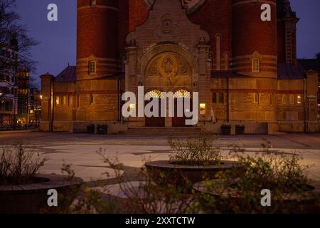 Église Johannes dans la lumière de nuit à Malmo, Suède Banque D'Images