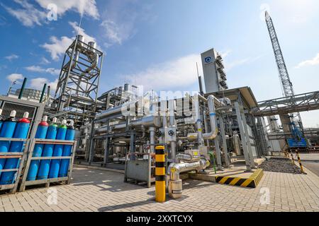 Oberhausen, Allemagne. 26 août 2024. Vue d’ensemble de la nouvelle usine de production d’hydrogène lors de l’inauguration d’un électrolyseur de 20 mégawatts d’Air liquide pour la production d’hydrogène neutre pour le climat à partir d’eau et d’électricité verte. Le TrailBlazer a été développé dans le cadre d'un partenariat technologique entre Air liquide et Siemens Energy. Il devrait produire 2900 tonnes d'hydrogène par an. Crédit : Christoph Reichwein/dpa/Alamy Live News Banque D'Images