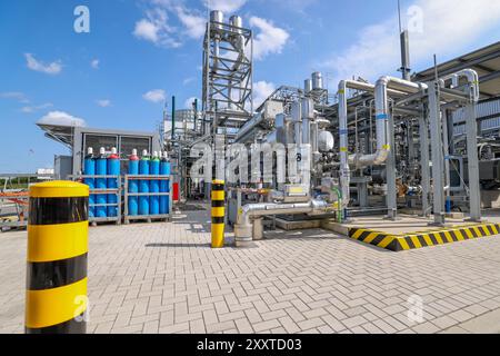 Oberhausen, Allemagne. 26 août 2024. Vue d’ensemble de la nouvelle usine de production d’hydrogène lors de l’inauguration d’un électrolyseur de 20 mégawatts d’Air liquide pour la production d’hydrogène neutre pour le climat à partir d’eau et d’électricité verte. Le TrailBlazer a été développé dans le cadre d'un partenariat technologique entre Air liquide et Siemens Energy. Il devrait produire 2900 tonnes d'hydrogène par an. Crédit : Christoph Reichwein/dpa/Alamy Live News Banque D'Images