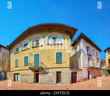 Les splendides maisons de ville médiévales sur la Piazza Montaa, l'un des endroits centraux de Carona, Tessin, Suisse Banque D'Images