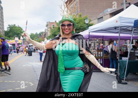 Femme habillée en vert pour jouer le Magicien au 4ème Oz Land Festival à Peekskill, NY. L'auteur OZ L. Frank Baum était un résident temporaire à Peekskill. Banque D'Images