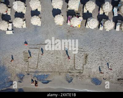 Vue aérienne de la côte de Ligurie (Italie) avec sa mer, ses plages et ses parasols Banque D'Images
