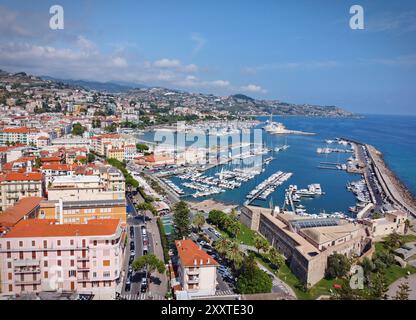 Vue aérienne de la marina Marina Portosole Sanremo, située dans le centre de Sanremo, également connue comme la ville des fleurs Banque D'Images