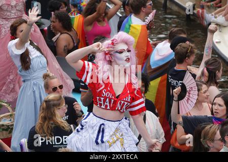 Fêtards on the Boat célèbre la parade LGBTQIA+ canal Pride sur le canal Prinsengracht avec le thème de cette année 'ensemble' le 3 août 2024 à AMS Banque D'Images