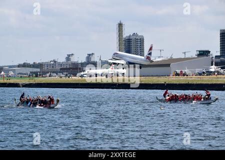 Événement de la British Dragon Boat Racing Association (BDA) qui aura lieu au Royal Albert Dock à Newham, Londres, en août 2024. Banque D'Images