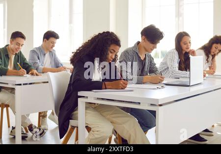 Étudiants engagés dans des activités d'apprentissage en classe pendant la leçon ou le test Banque D'Images