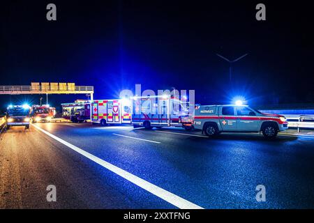 Lastwagen prallt auf Autobahn 2 gegen Betonfeiler einer Schilderbrücke - Fahrer und Beifahrer tot Fahrbahn Richtung Hannover, Blick Richtung Rehren, Lastwagen ist gegen Schilderbrücke geprallt, Ladung War Messebaumaterial Auetal, Landkreis Schaumburg Autobahn 2, Höhe Auetal Niedersachsen Allemagne *** crash d'un camion dans un poteau en béton d'un portique de signalisation sur l'autoroute 2 conducteur et co-route vers la route 2, conducteur de la route de la route de la route de la route de la route de la route de la route de la route de la route de la route de la route de Reganburg, près d'Auetal basse-Saxe Allemagne Banque D'Images