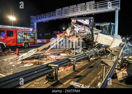 Lastwagen prallt auf Autobahn 2 gegen Betonfeiler einer Schilderbrücke - Fahrer und Beifahrer tot Fahrbahn Richtung Hannover, Blick Richtung Rehren, Lastwagen ist gegen Schilderbrücke geprallt, Ladung War Messebaumaterial, Fahrerhaus und Lastwagen total zerstört, Fahrer und Beifahrer eingeklemmt Auetal, Landkreis Schaumburg Autobahn 2, Höhe cab et truc Banque D'Images