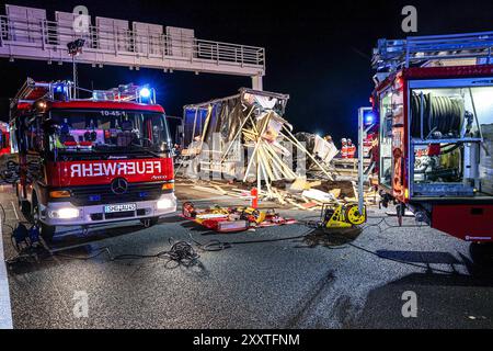 Lastwagen prallt auf Autobahn 2 gegen Betonfeiler einer Schilderbrücke - Fahrer und Beifahrer tot Fahrbahn Richtung Hannover, Blick Richtung Rehren, Lastwagen ist gegen Schilderbrücke geprallt, Ladung War Messebaumaterial, Fahrerhaus und Lastwagen total zerstört, Fahrer und Beifahrer eingeklemmt Auetal, Landkreis Schaumburg Autobahn 2, Höhe cab et truc Banque D'Images