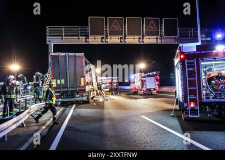 Lastwagen prallt auf Autobahn 2 gegen Betonfeiler einer Schilderbrücke - Fahrer und Beifahrer tot Fahrbahn Richtung Hannover, Blick Richtung Lauenau, Lastwagen ist gegen Schilderbrücke geprallt, Ladung War Messebaumaterial Auetal, Landkreis Schaumburg Autobahn 2, Höhe Auetal Niedersachsen Allemagne *** crash d'un camion dans un poteau en béton d'un portique de signalisation sur l'autoroute 2 conducteur et co-route vers la route 2, conducteur de la route de la route de la route de Lauganburg, conducteur de la route de route de bois de Lauganburg, près d'Auetal basse-Saxe Allemagne Banque D'Images