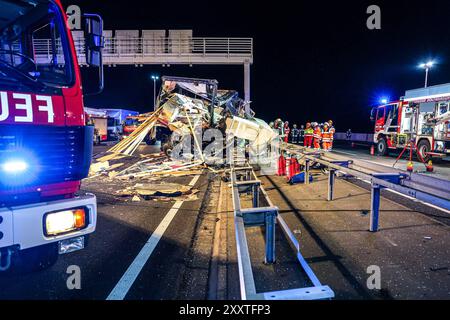 Lastwagen prallt auf Autobahn 2 gegen Betonfeiler einer Schilderbrücke - Fahrer und Beifahrer tot Fahrbahn Richtung Hannover, Blick Richtung Lauenau, Lastwagen ist gegen Schilderbrücke geprallt, Ladung War Messebaumaterial, Fahrerhaus und Lastwagen total zerstört, Fahrer und Beifahrer eingeklemmt Auetal, Landkreis Schaumburg Autobahn 2, Höhe cabine et tr Banque D'Images