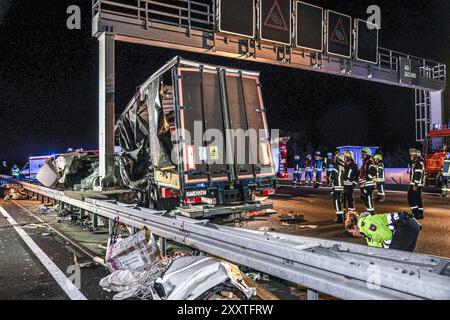 Lastwagen prallt auf Autobahn 2 gegen Betonfeiler einer Schilderbrücke - Fahrer und Beifahrer tot Fahrbahn Richtung Hannover, Blick Richtung Lauenau, Lastwagen ist gegen Schilderbrücke geprallt, Ladung War Messebaumaterial, Fahrerhaus und Lastwagen total zerstört, Fahrer und Beifahrer eingeklemmt Auetal, Landkreis Schaumburg Autobahn 2, Höhe cabine et tr Banque D'Images